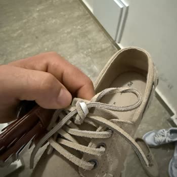 Ayakkabıda Kısa Sürede Bağcık Ve Tabanda Sorun