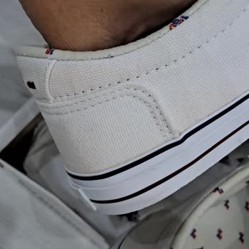 Beyaz Ayakkabıda Leke Problemi Ve İade Talebi