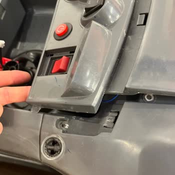 Servise Sağlam Verilen Akülü Araba Parçalanmış Ve Onarılmadan Teslim Edildi