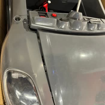 Servise Sağlam Verilen Akülü Araba Parçalanmış Ve Onarılmadan Teslim Edildi