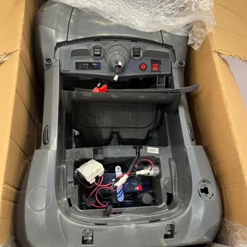 Servise Sağlam Verilen Akülü Araba Parçalanmış Ve Onarılmadan Teslim Edildi