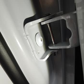 Sıfır Araçta Kapı Sökülüp Takılmış Ve Bagaj Sensörü Arızalı Teslim Edildi