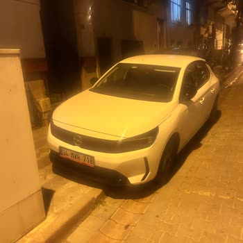 Kaldırıma Park Eden Araçlar Yüzünden Geçiş Sorunu Ve Çözüm Talebi