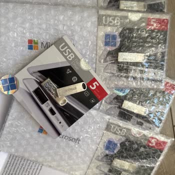 Fiziki Lisans Beklerken Dijital Anahtar Ve Düşük Kapasiteli USB Gönderildi