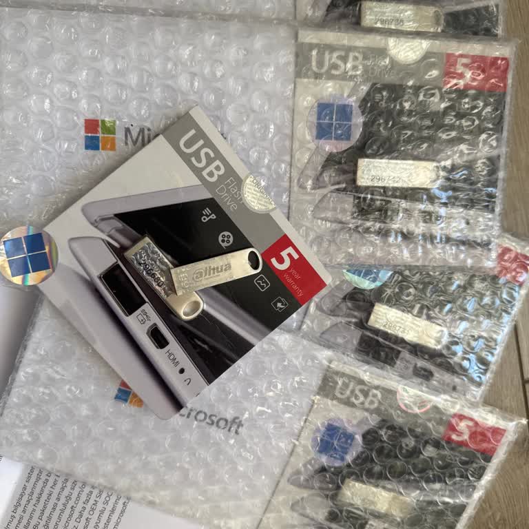 Fiziki Lisans Beklerken Dijital Anahtar Ve Düşük Kapasiteli USB Gönderildi