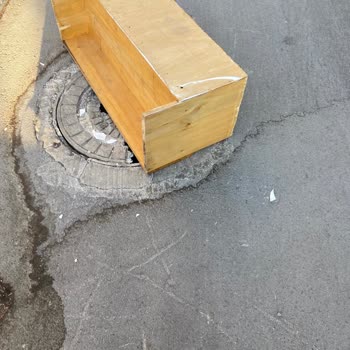 Kırık Menhol Kapağı Tehlike Saçıyor, Şikayetler Cevapsız