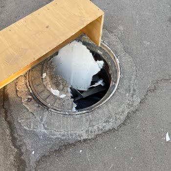 Kırık Menhol Kapağı Tehlike Saçıyor, Şikayetler Cevapsız