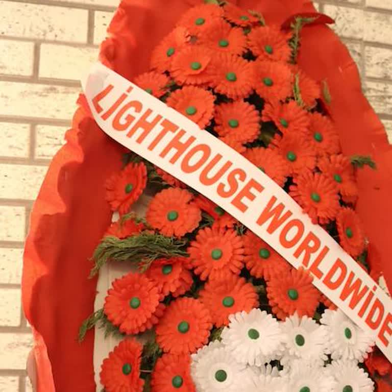 Plastik Çiçekli Çelenk Nedeniyle Yaşanan Hayal Kırıklığı Ve İtibar Kaybı