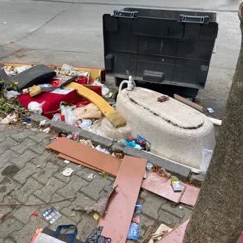 Sürekli Toplanmayan Çöpler Sokakta Kirlilik Yaratıyor