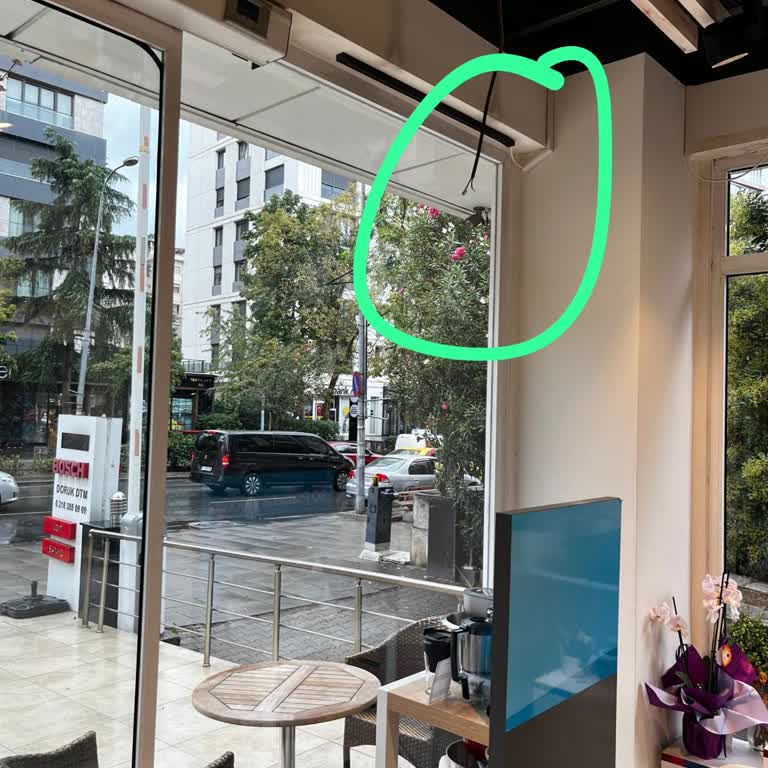 Bosch Mağazasında Güvenlik İhmali: Üzerime Reklam Panosu Düştü, Kimse İlgilenmedi