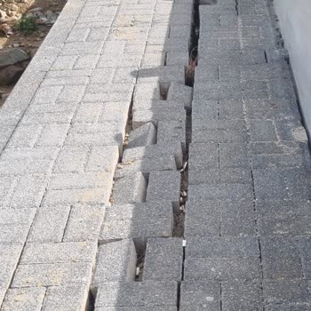 Yeni Ayazağa Mezarlığı'nda Tehlikeli Kaldırım Sorunu Ve İlgisizlik