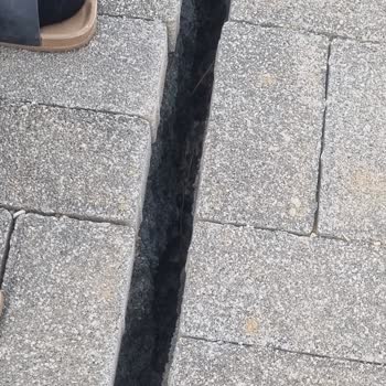 Yeni Ayazağa Mezarlığı'nda Tehlikeli Kaldırım Sorunu Ve İlgisizlik