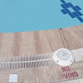 Otel Havuzunda Elektrik Kablosu Tehlikesi Ve İlgisiz Yönetim