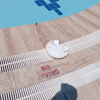 Otel Havuzunda Elektrik Kablosu Tehlikesi Ve İlgisiz Yönetim