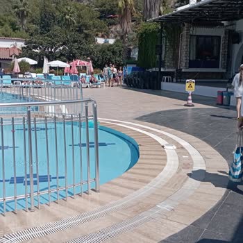 Otel Havuzunda Elektrik Kablosu Tehlikesi Ve İlgisiz Yönetim