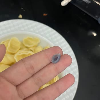 Makarnada Mavi Renkli Parça Hijyen Endişesi Yaşattı