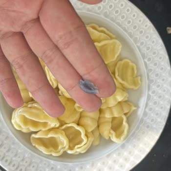 Makarnada Mavi Renkli Parça Hijyen Endişesi Yaşattı