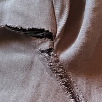 Kısa Sürede Yırtılan Takım Elbise İçin İade Talebi Ve Çözüm Eksikliği