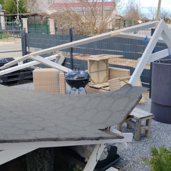 Özel Yapım Garaj Bir Yılda Yıkıldı, Firma İlgisiz Kaldı