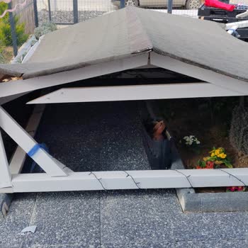 Özel Yapım Garaj Bir Yılda Yıkıldı, Firma İlgisiz Kaldı