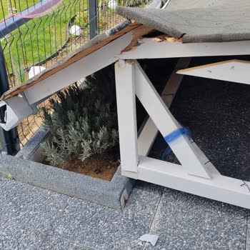 Özel Yapım Garaj Bir Yılda Yıkıldı, Firma İlgisiz Kaldı