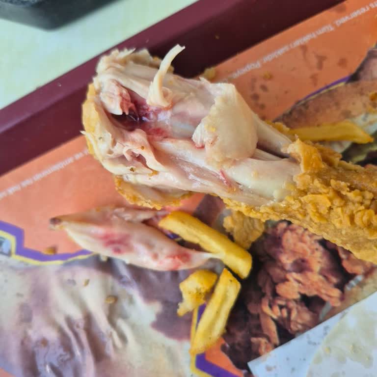 Çiğ Tavuk Ve Personel Davranışı Nedeniyle Memnuniyetsizlik