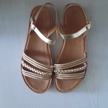 İki Kez Giydiğim Sandaletin Tabanı Parçalandı Mağduriyetim Giderilmiyor