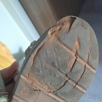 İki Kez Giydiğim Sandaletin Tabanı Parçalandı Mağduriyetim Giderilmiyor