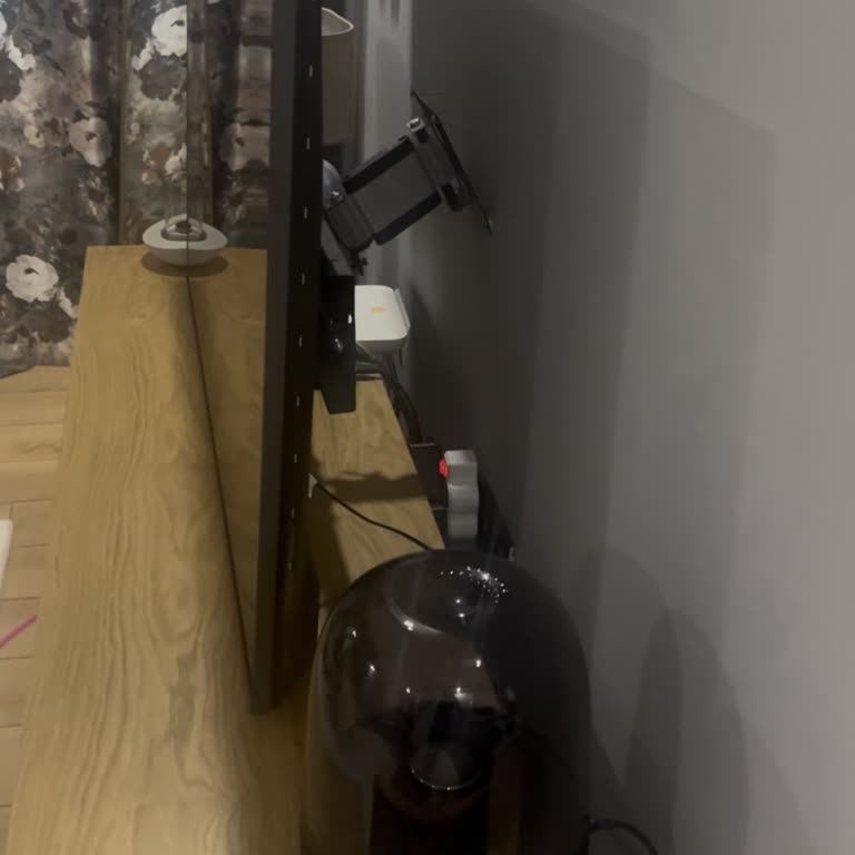 Philips Yetkili Servis Montaj Hatası Nedeniyle Televizyonum Duvardan Düşmek Üzere