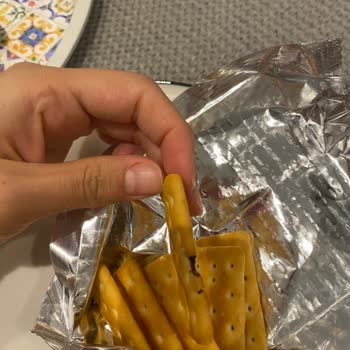 Ülker Çizi'de Yabancı Madde Şoku: Beyaz Tüy Ve Siyah Cisim!