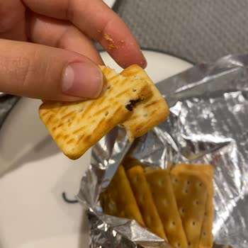 Ülker Çizi'de Yabancı Madde Şoku: Beyaz Tüy Ve Siyah Cisim!