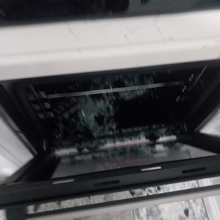 Yeni Alınan Fırının Camı Patladı, Garanti Dışı Bırakıldı