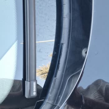 BMW Ön Cam Fitili Kısa Sürede Koptu, Ücretsiz Değişim Talebi