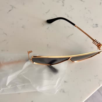 Kırık Gözlük Ve Yanlış Renk: İki Haftadır Cevap Bekliyorum