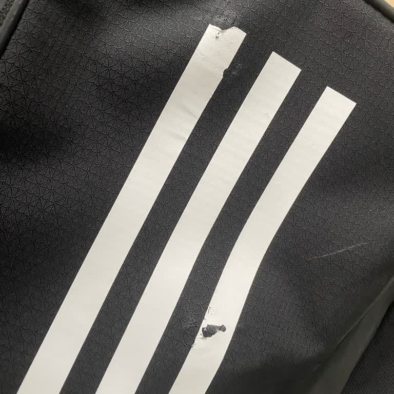 Adidas Çantanın Logosu İki Günde Soyuldu Ve Mağaza Sorumluluğu Kabul Etmedi