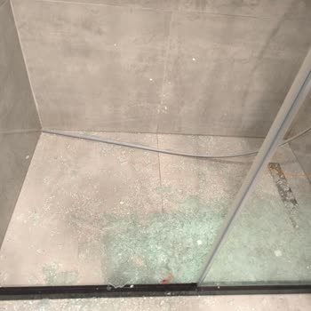 Duşakabin Camı Patladı, Mağduriyetimiz Giderilmiyor