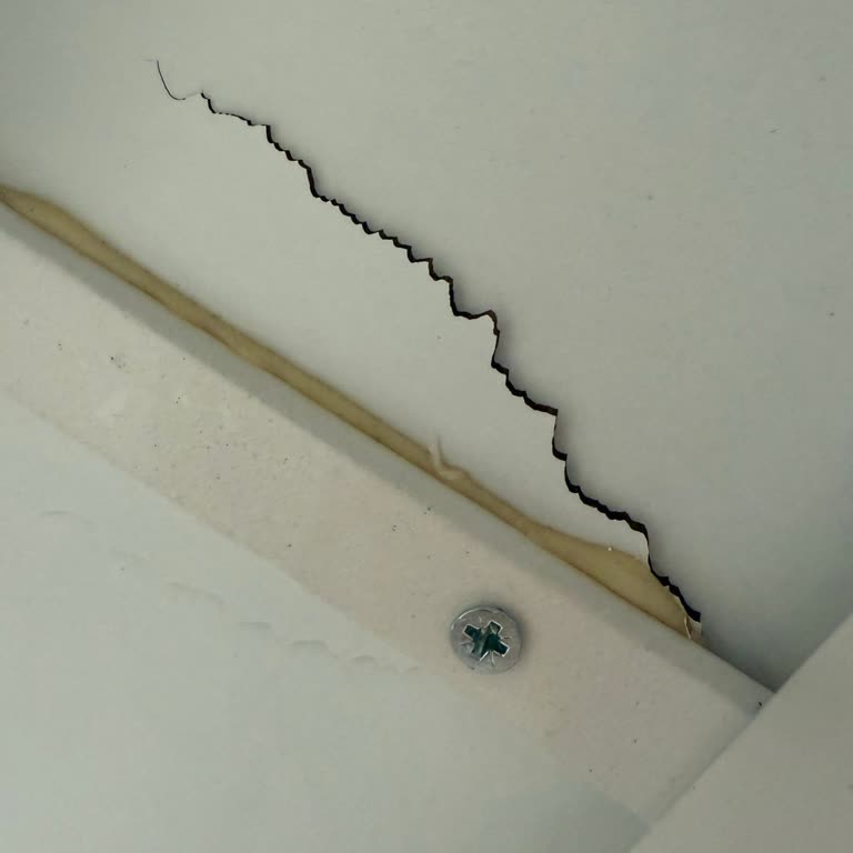 Teslimat Sonrası Masada Büyük Çatlak Ve Yetersiz Müşteri İletişimi