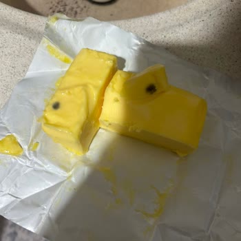 Aldığım Tereyağında Küf Benzeri Siyah Leke İle Karşılaştım, Mağduriyetimin Giderilmesini İstiyorum