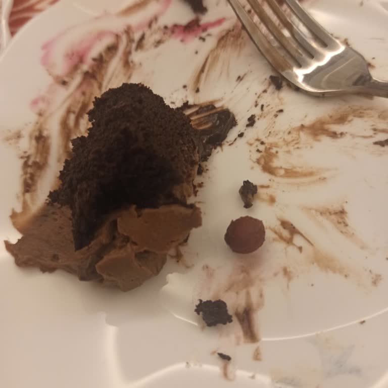 Pahalı Pastadan Vişne Çekirdeği Çıkması Şaşırttı