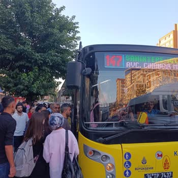 Sabah Saatlerinde Esenyurt Otobüslerinde Yoğunluk Ve Yetersiz Seferler