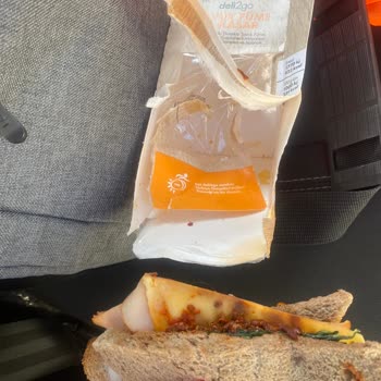 Sandviçin İçinden Saç Çıkması Nedeniyle Hijyen Ve Sağlık Mağduriyeti Yaşadım