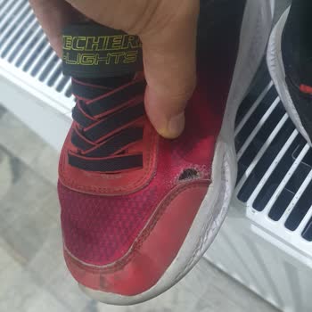 Yüksek Fiyatlı Skechers Ayakkabılarda Sürekli Yırtılma Ve Işık Arızası Hayal Kırıklığı