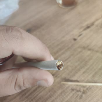 Lark Blue Long Sigaralarda Sürekli Odun Parçacığı Çıkması Mağdur Ediyor