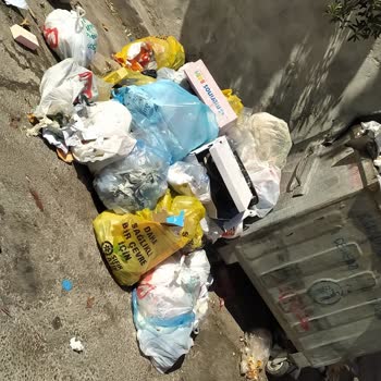 Karabağlar'da Çöp Sorunu: Mahallemiz Kötü Kokulara Teslim Oldu