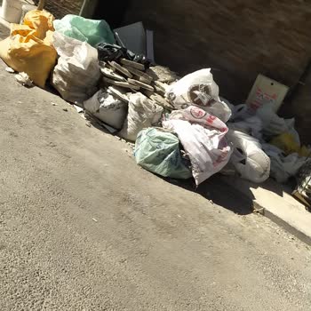 Karabağlar'da Çöp Sorunu: Mahallemiz Kötü Kokulara Teslim Oldu