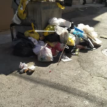 Karabağlar'da Çöp Sorunu: Mahallemiz Kötü Kokulara Teslim Oldu