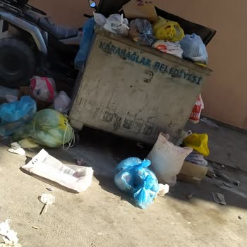 Karabağlar'da Çöp Sorunu: Mahallemiz Kötü Kokulara Teslim Oldu