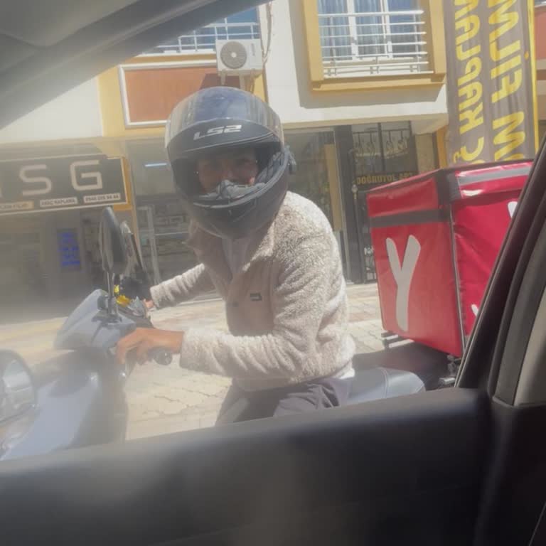 Yemeksepeti Kuryesinin Trafikte Tehlikeli Ve Rahatsız Edici Davranışı Mağduriyet Yaşattı