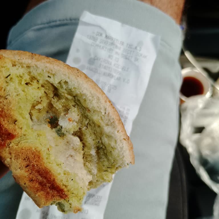 Şok Marketten Satın Alınan Poğaçanın Küflü Çıkması Nedeniyle Mağduriyet