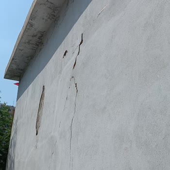 Otoparkta Trafodan Dökülen Duvarlar Araçlarımıza Zarar Veriyor, Acil Çözüm Bekliyoruz
